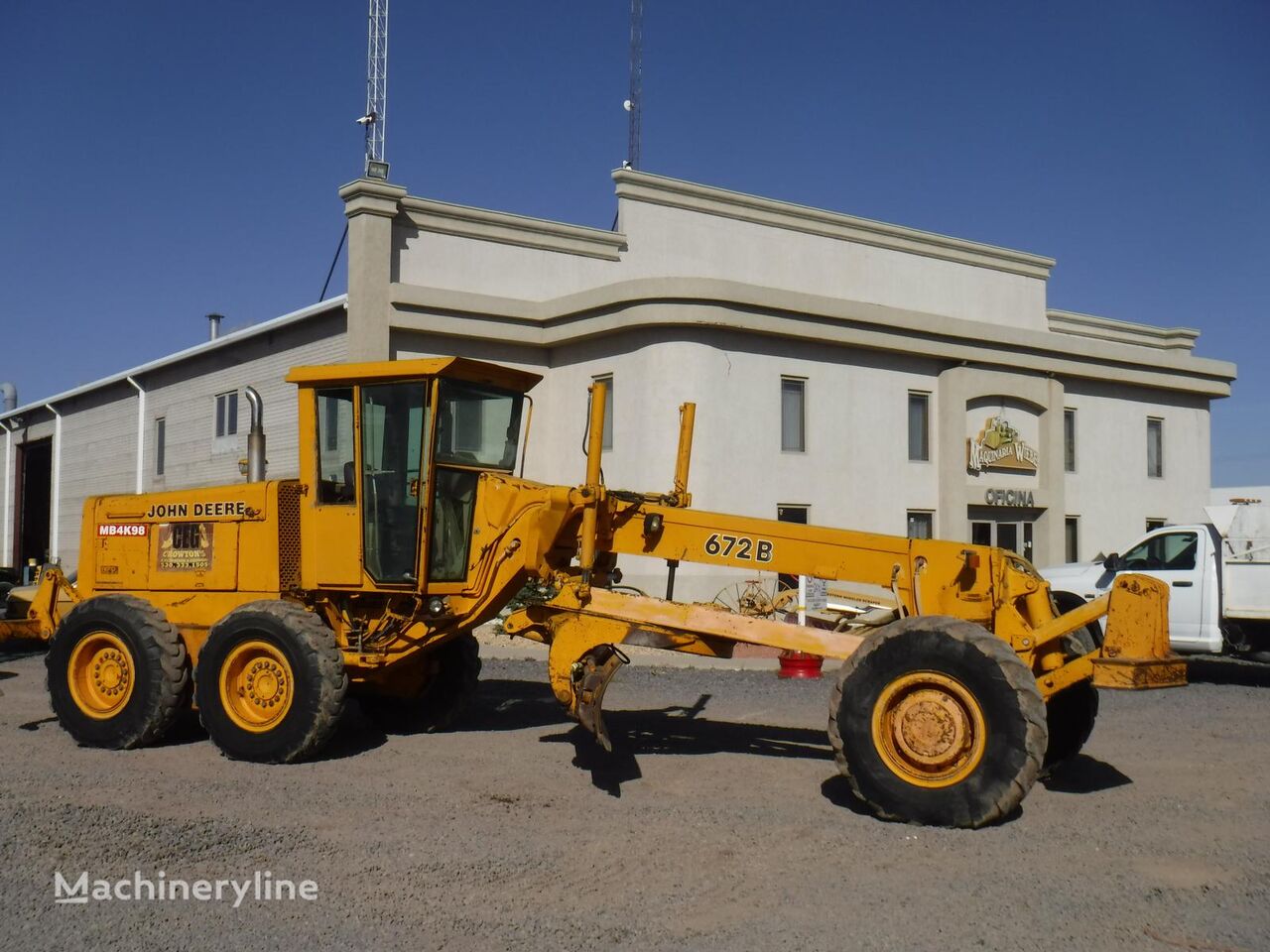 John Deere 672B grader