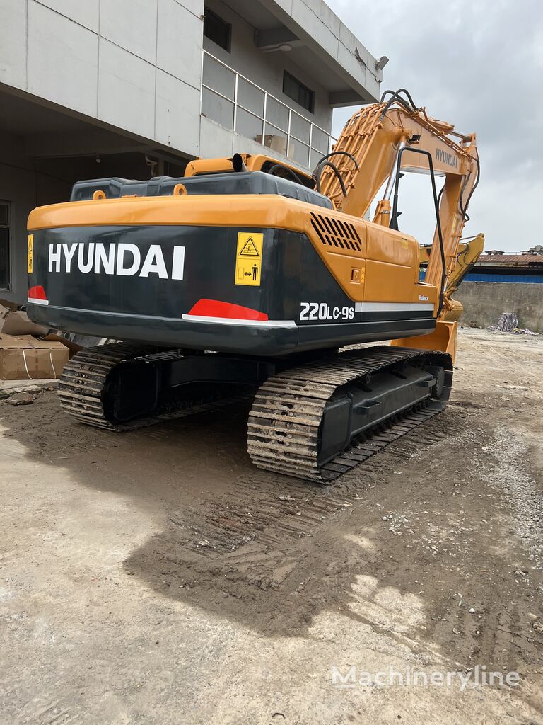 Hyundai 220LG-9S tracked excavator