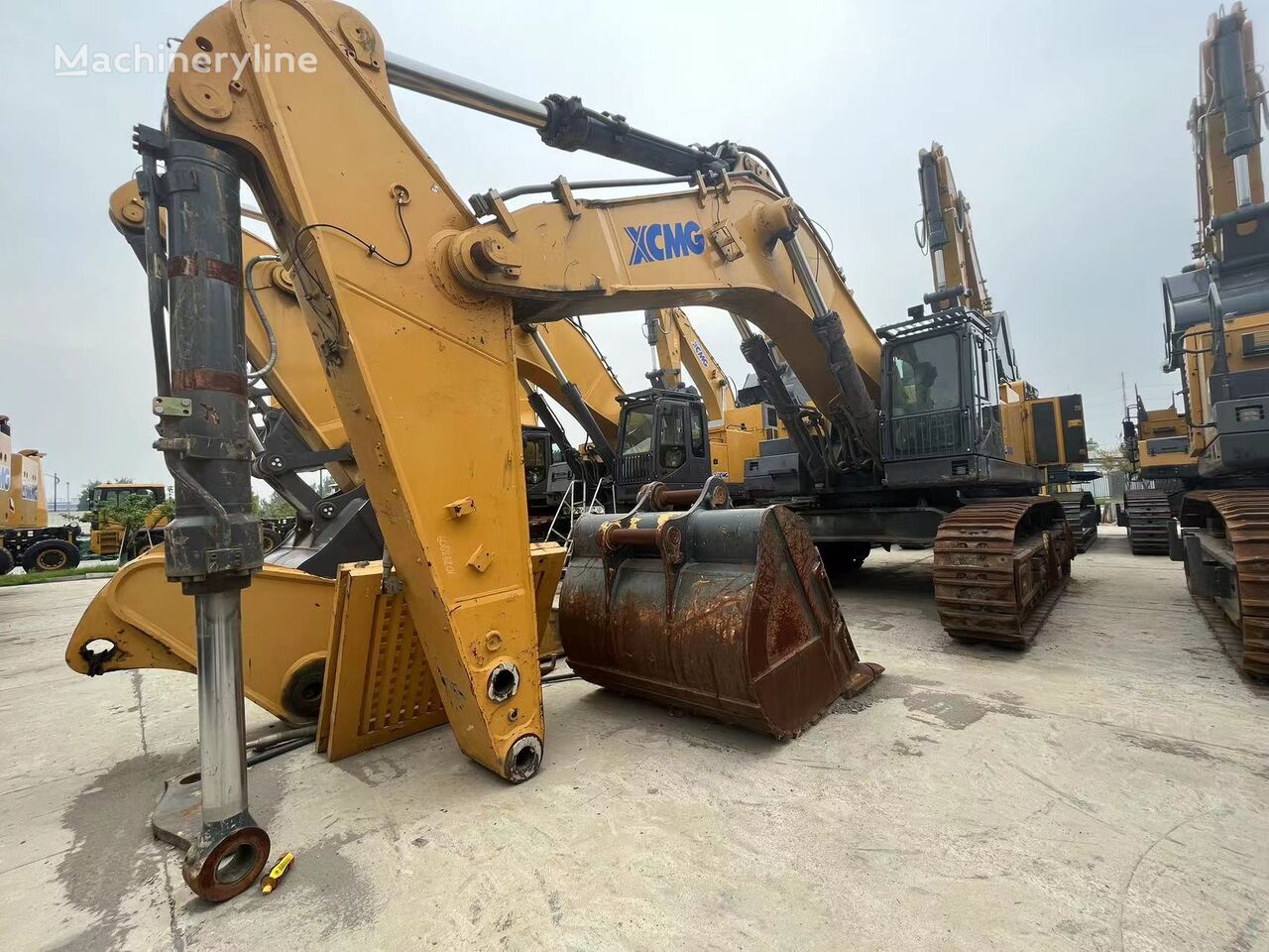 XCMG XE900D tracked excavator